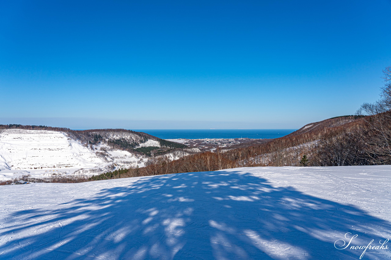 増毛町営暑寒別岳スキー場 日本海と雄大な暑寒別岳の大自然に抱かれた、絶景のローカルゲレンデを滑る！